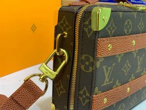 Louis Vuitton Logo Messenger And Shoulder Bag - LMB247