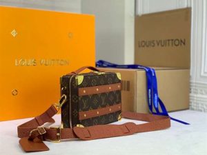 Louis Vuitton Logo Messenger And Shoulder Bag - LMB247