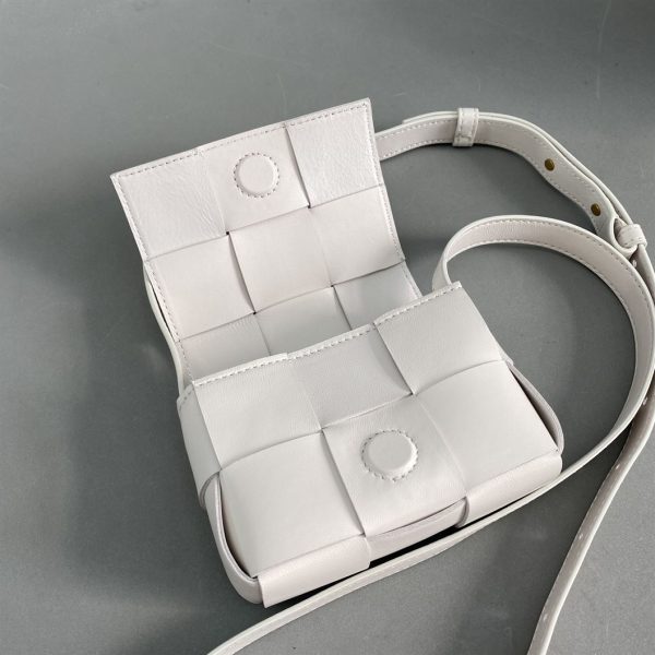 Bottega veneta Cassette in White - PBV06