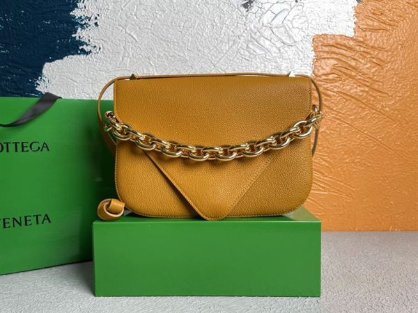 Bottega Veneta Wonmen's Mount in Cob - PBV15