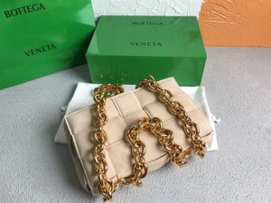 Bottega veneta Women's Chain Cassette in Porridge - PBV01