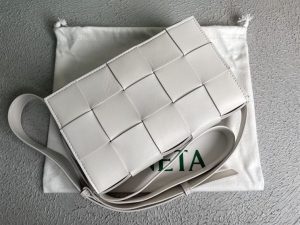 Bottega veneta Women's Cassette in White - PBV08