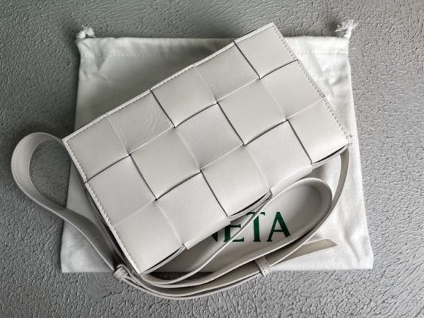 Bottega veneta Women's Cassette in White - PBV08