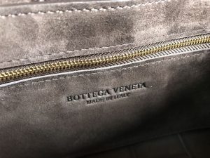 Bottega veneta Women's Chain Cassette in Fondant - PBV03