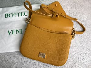 Bottega Veneta Wonmen's Mount in Cob - PBV15