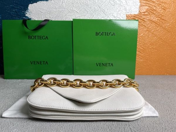 Bottega Veneta Wonmen's Mount in White - PBV16