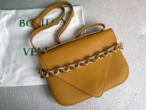 Bottega Veneta Wonmen's Mount in Cob - PBV15