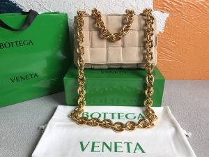 Bottega veneta Women's Chain Cassette in Porridge - PBV01