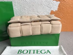 Bottega veneta Women's Chain Cassette in Porridge - PBV01