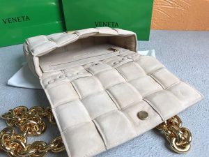 Bottega veneta Women's Chain Cassette in Porridge - PBV01