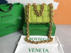 Bottega veneta Women's Chain Cassette in Kiwi - PBV02