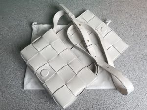 Bottega veneta Women's Cassette in White - PBV08