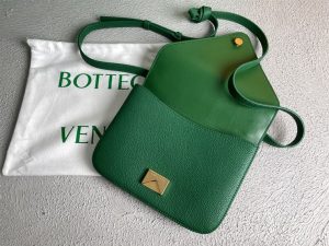 Bottega Veneta Wonmen's Mount in Jungle - PBV17