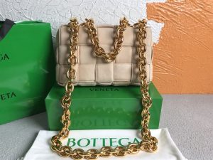 Bottega veneta Women's Chain Cassette in Porridge - PBV01