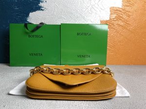 Bottega Veneta Wonmen's Mount in Cob - PBV15