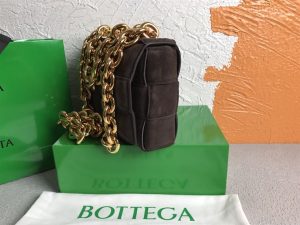 Bottega veneta Women's Chain Cassette in Fondant - PBV03