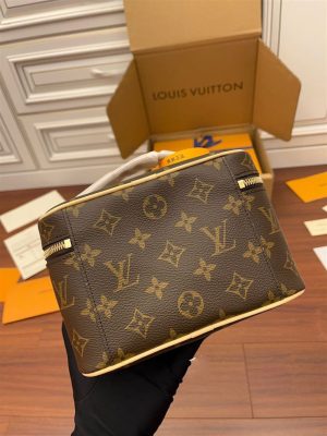 Louis Vuitton Square Bag - LHB437