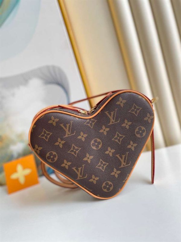 Louis Vuitton Game On Coeur - LHB200