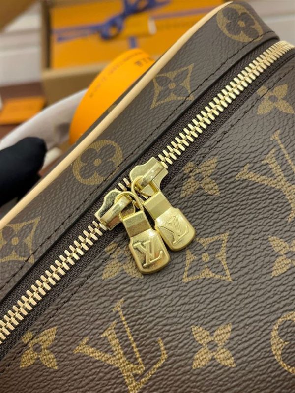 Louis Vuitton Square Bag - LHB437