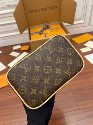 Louis Vuitton Square Bag - LHB437