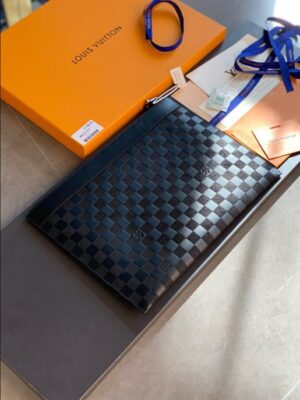 Louis Vuitton Discovery Pochette - LP65
