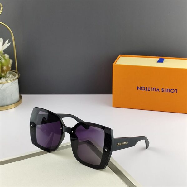 Louis Vuitton Sunglasses - LG044