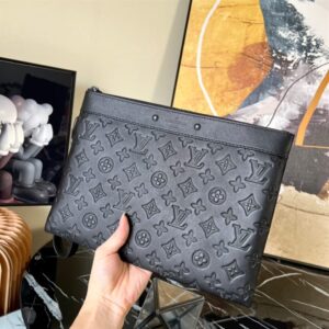 Louis Vuitton Discovery Pochette - LP68