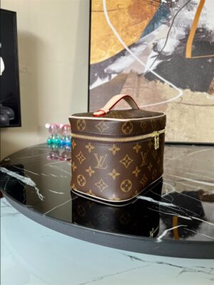 Louis Vuitton Handbag - LHB710