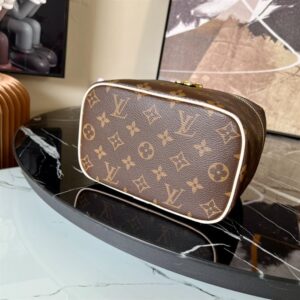 Louis Vuitton Handbag - LHB710