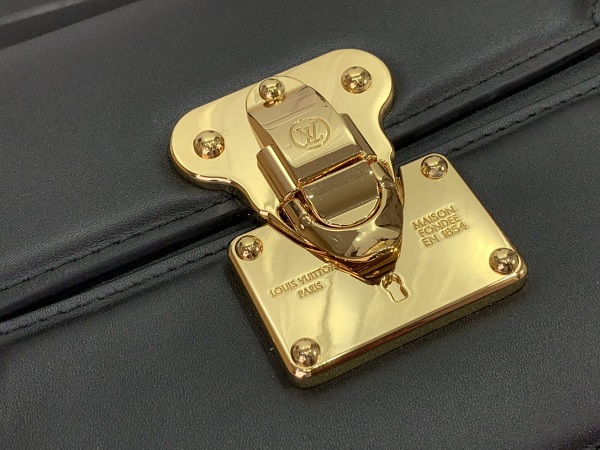 Quality vs. Authenticity: Unveiling the Craftsmanship of Louis Vuitton Replica Handbags